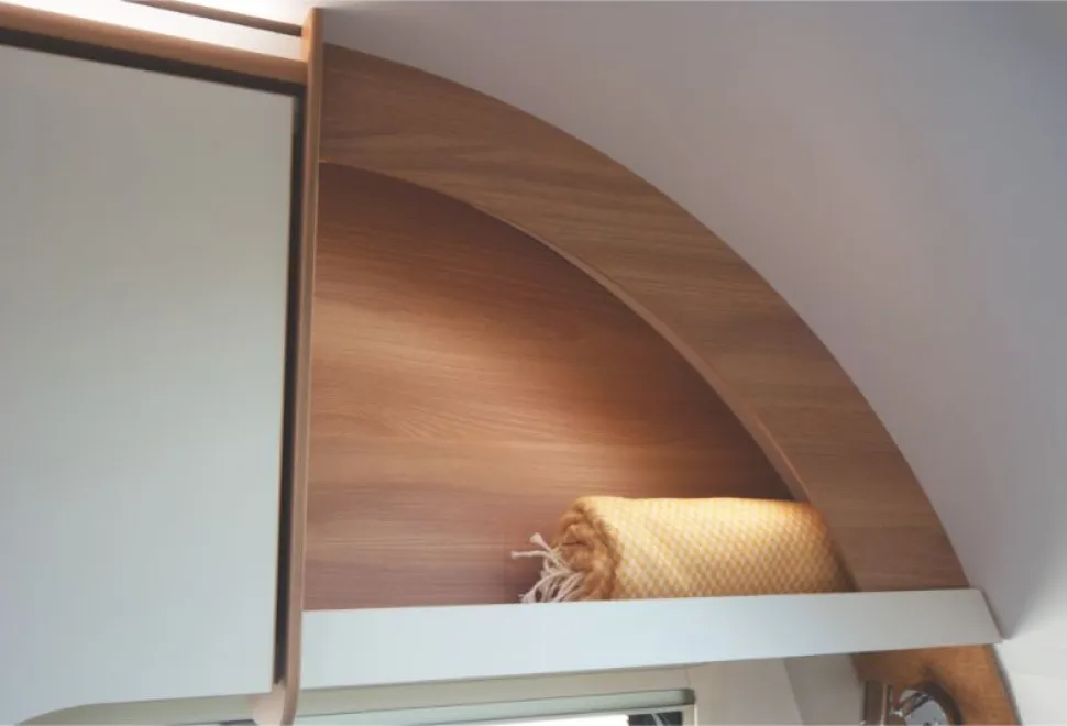 Deep-shelves-are-at-the-front-corners-19476