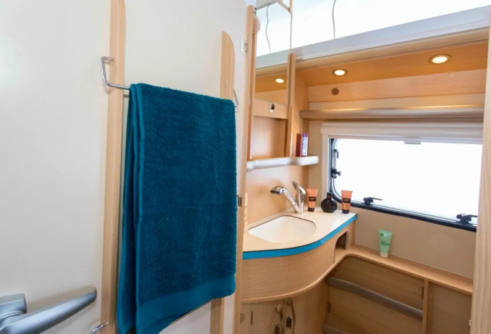 Two-good-sized-towel-rails-are-on-the-door-20850