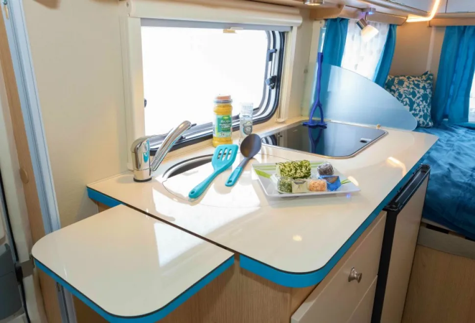 The-extension-to-the-kitchen-surface-comes-into-the-doorway-space-but-there-is-plenty-of-space-to-walk-around-it--16506