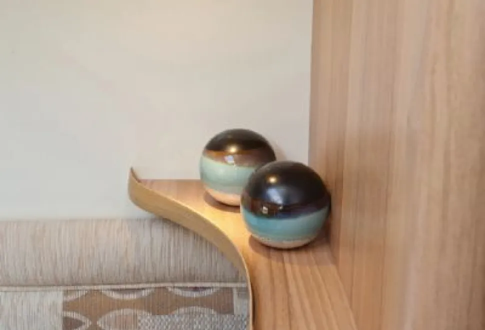 rhp_Small shelves on both sides of the bed are ideal for wristwatches 2