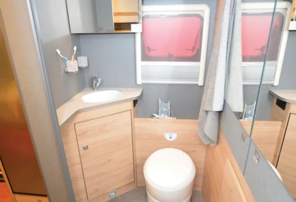 Dethleffs Just Camp T 6762 low-profile motorhome washroom