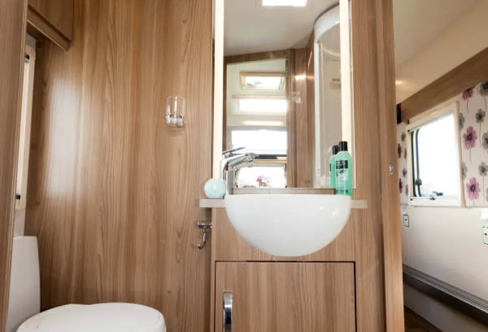 The-bedroom-is-out-of-sight,-to-the-rear-of-the-central-washsroom-27602