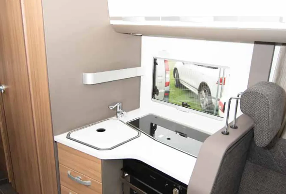 Adria-Coral-Plus-670-DL-galley-16530