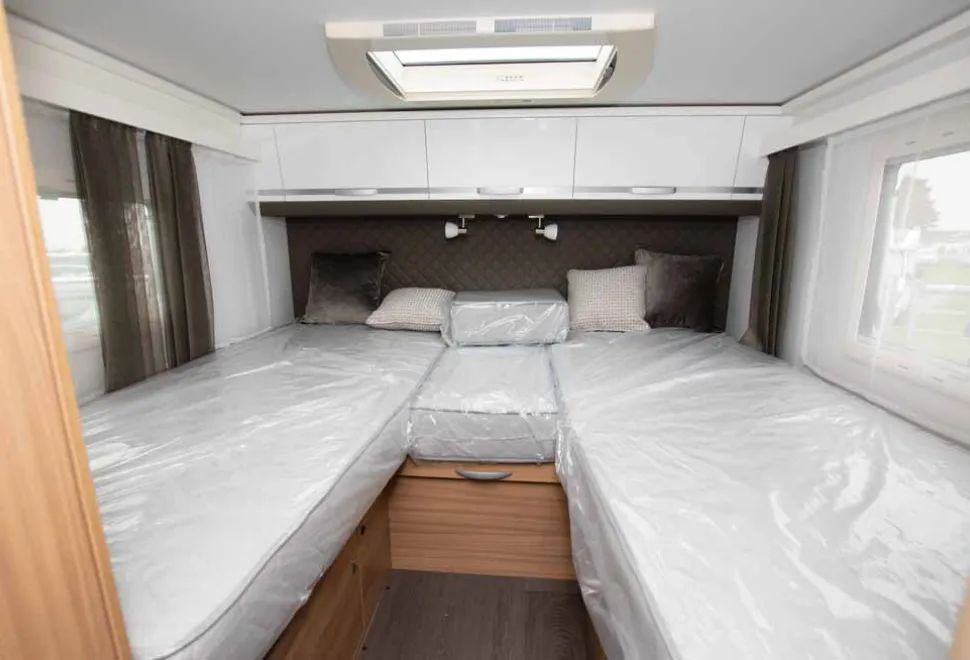 Adria-Coral-Plus-670-DL-beds-16468