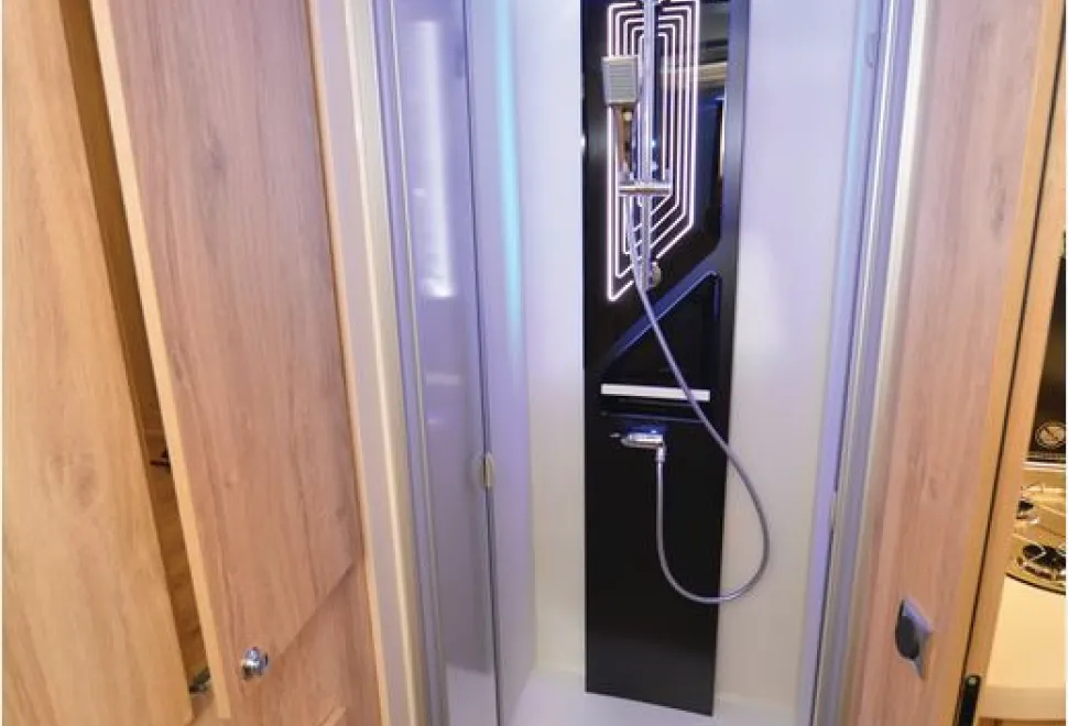 Eura Mobil Integra Line 695 LF shower