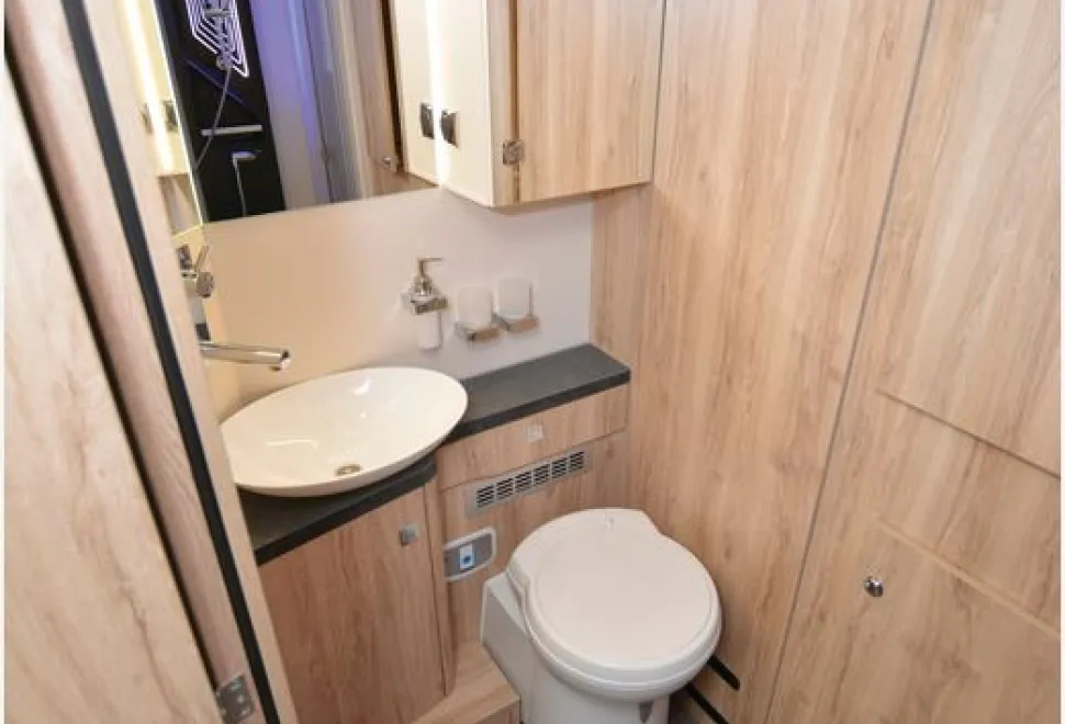 Eura Mobil Integra Line 695 LF washroom