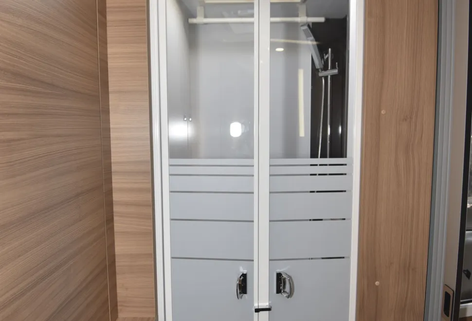 Adria-Matrix-Plus-DT-shower-36166