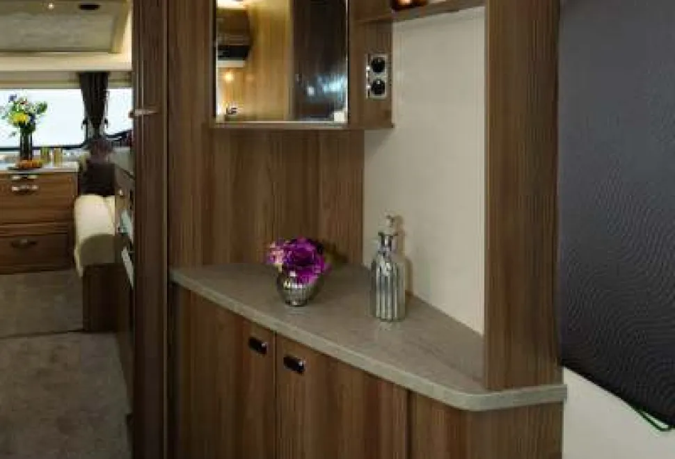 The-luxury-of-a-large-dressing-table!-77541