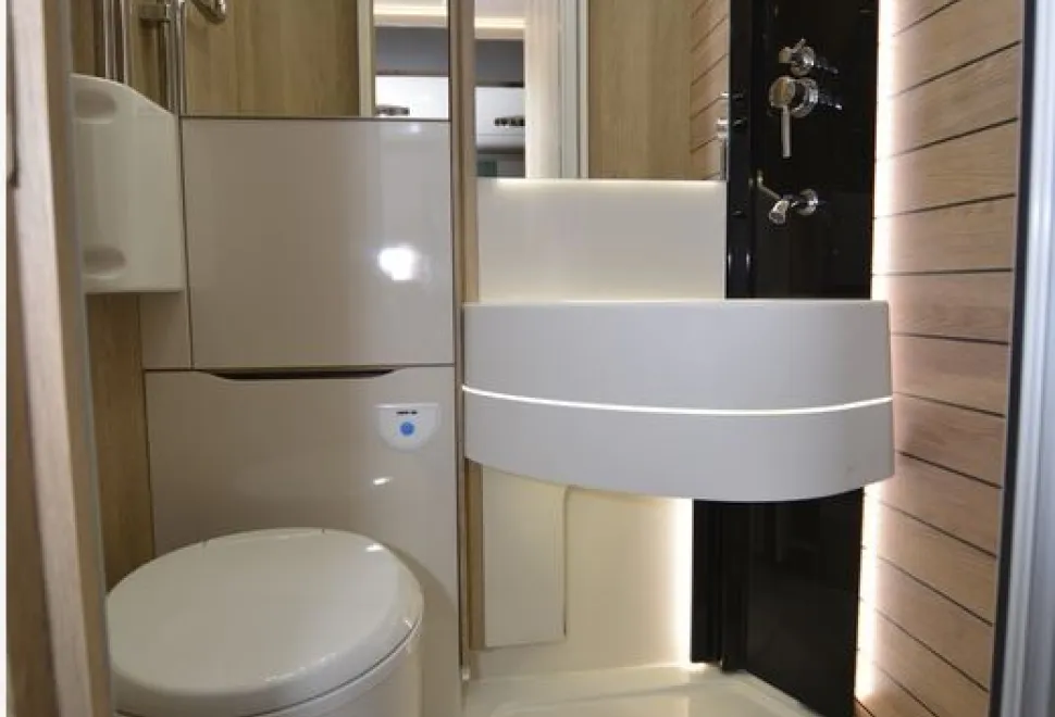 Mobilvetta K-Yacht 80 A-class motorhome washroom