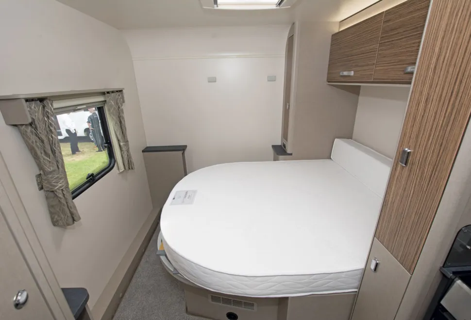 Swift-Edge-494-transverse-bed-51230