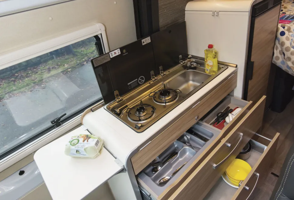 Hymer-Grand-Canyon-kitchen-38242