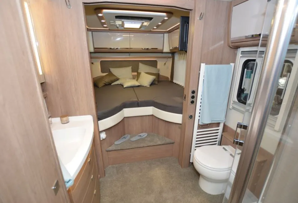Morelo-Palace-Alkoven-overcab-motorhome-rear-view-14303