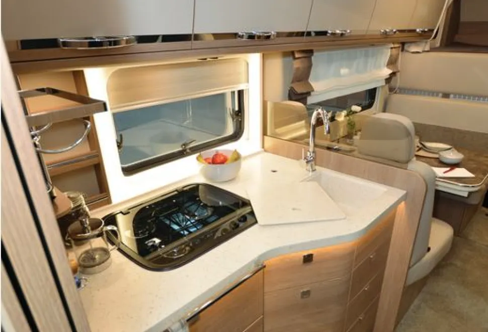 Morelo-Palace-Alkoven-overcab-motorhome-kitchen-13225