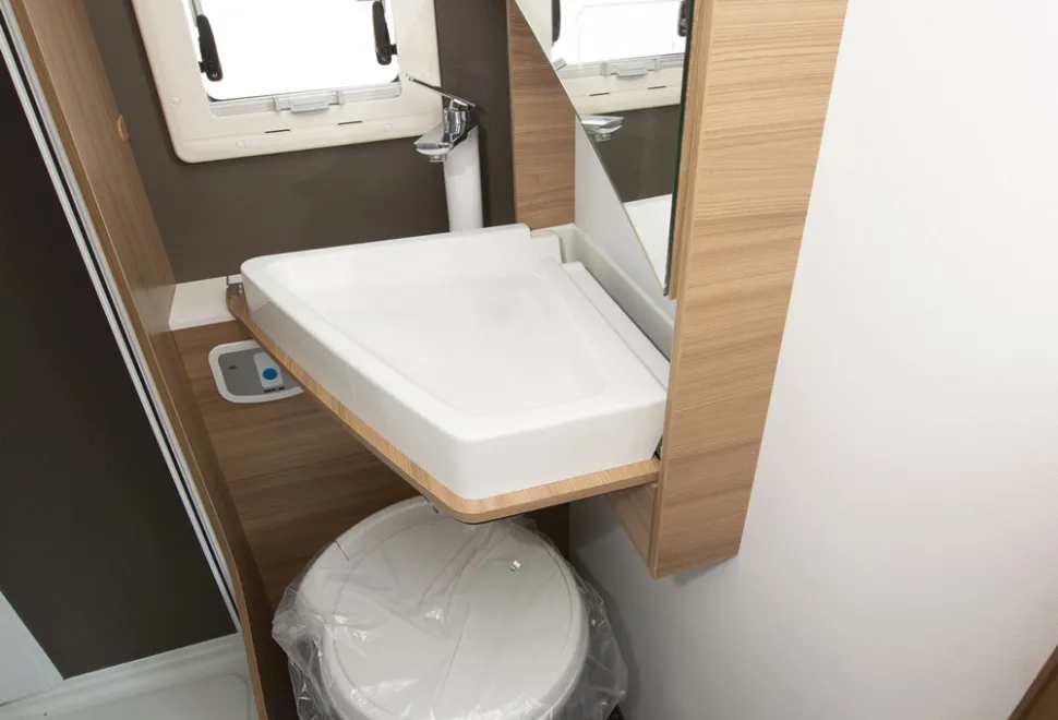 Adria-Coral-XL-washroom-00632