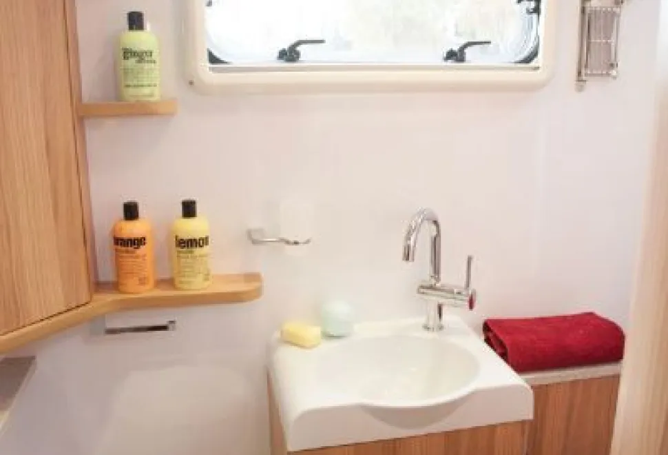 rhp_Shower rooms in Valencias are well-equipped; there&rsquo;s even a pantograph-mounted shaving mirror