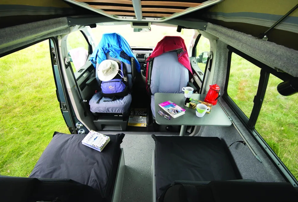 5_1_Practical_and_comfortable_seating_for_four_DSC_1845-20596