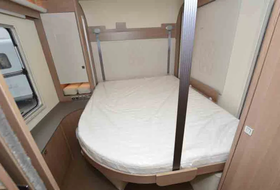 Burstner-Ixeo-rear-bed-98509