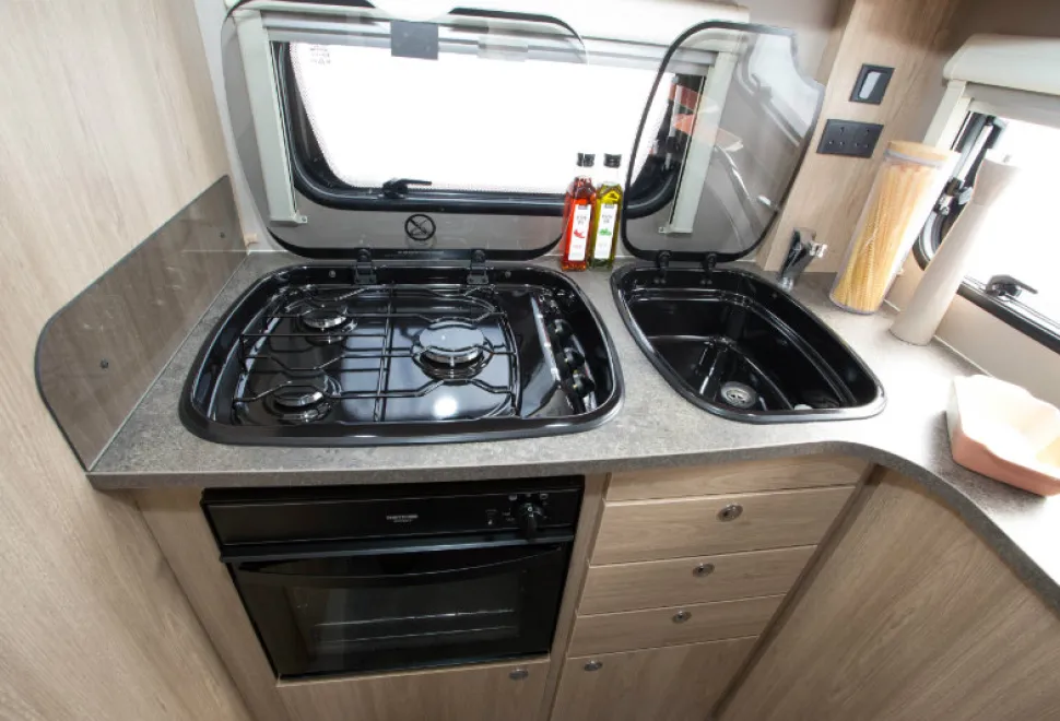 A-combined-oven-grill-plus-a-three-burner-hob---and-the-largest-of-the-three-burners-is-big-enough-for-a-wok-w800-85860