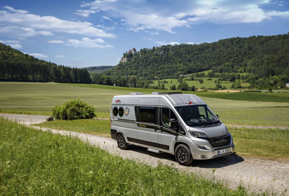 Malibu_Van_Charming_Coupe_600_DB_5_6305_Aluminium-Metallic_Fahraufnahme_01_AW_2019_rgb-51269