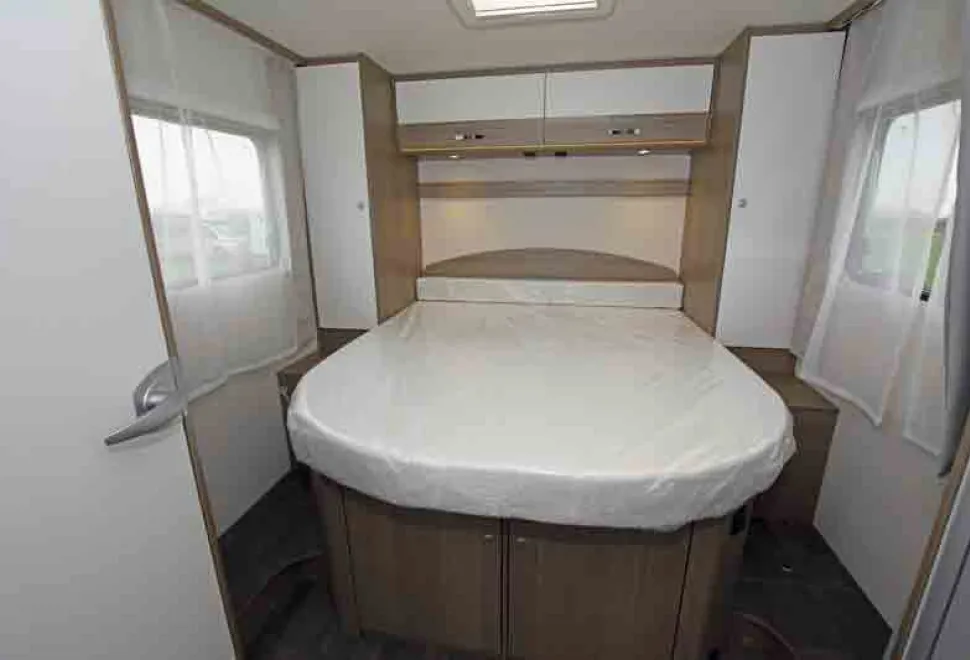Carado-island-bed-00563