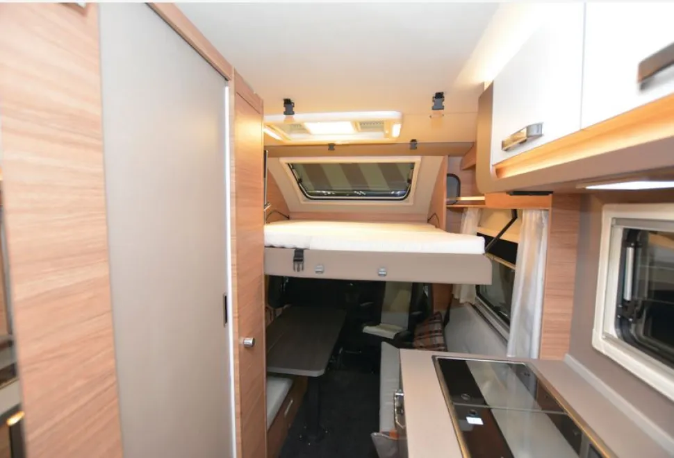 Weinsberg Xcursion Van 500 LT low-profile motorhome bed
