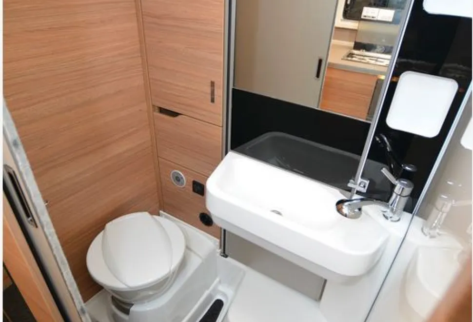 Weinsberg Xcursion Van 500 LT low-profile motorhome washroom