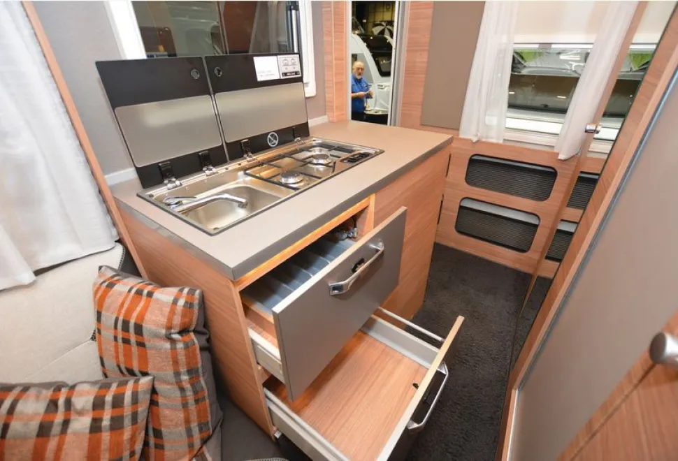 Weinsberg Xcursion Van 500 LT low-profile motorhome kitchen