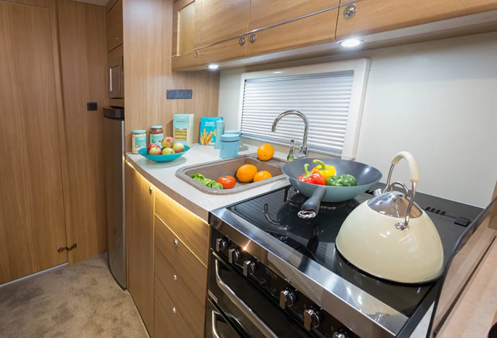 web-Light-streams-down-from-the-forward-edge-of-the-kitchen-surface-49159