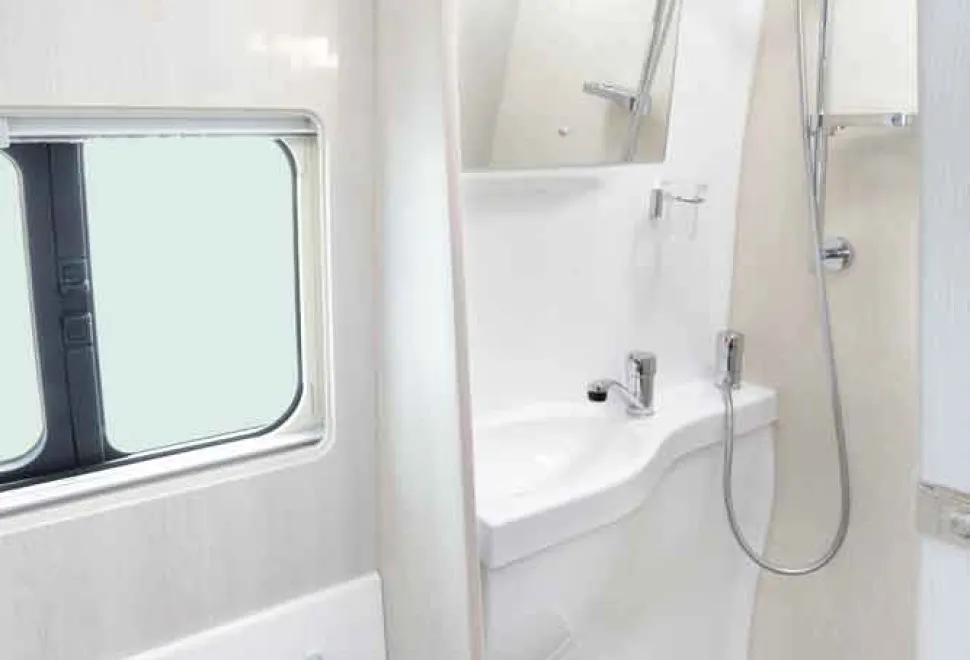 Warwick_XL_Bathroom-30718