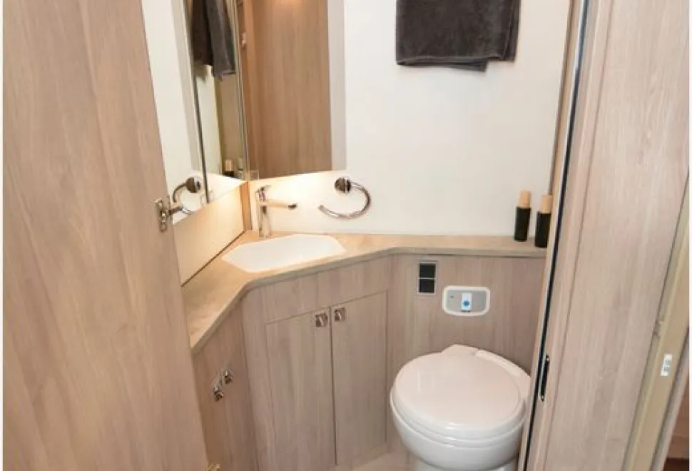 Coachman Travel Master Imperial 845 washroom