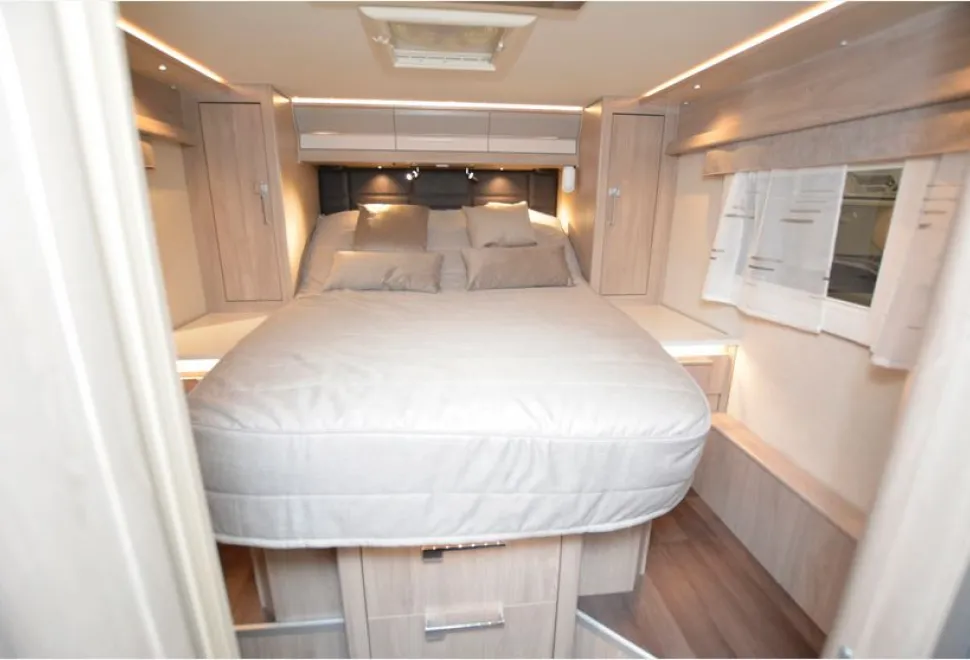 Coachman Travel Master Imperial 845 bed
