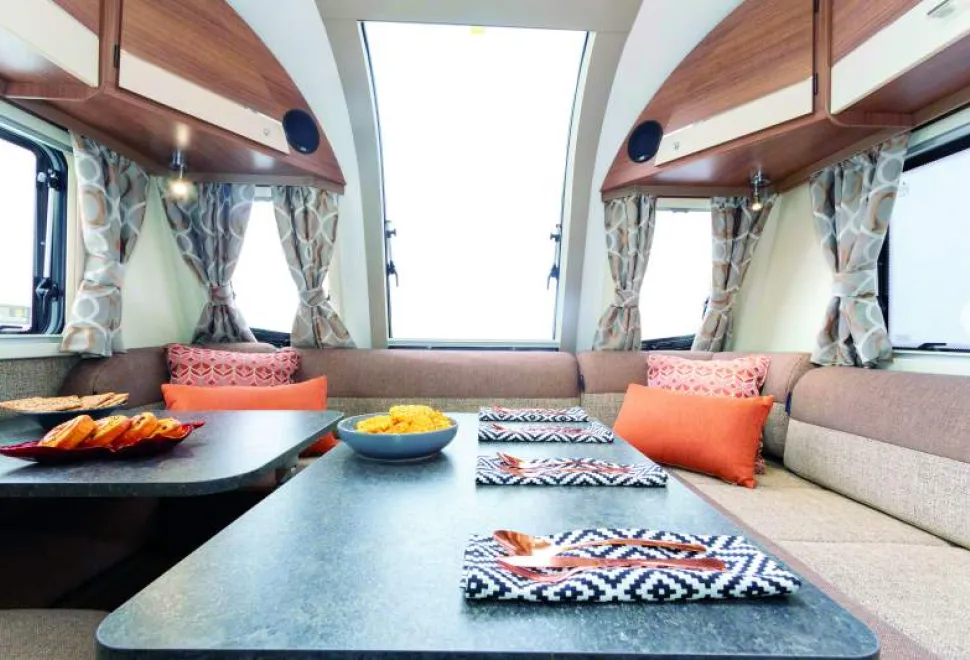 Dining-seating-for-six-08986