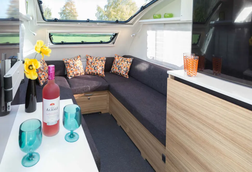 A-bracket-for-the-TV-and-space-for-your-drinks,-too-w800-37358