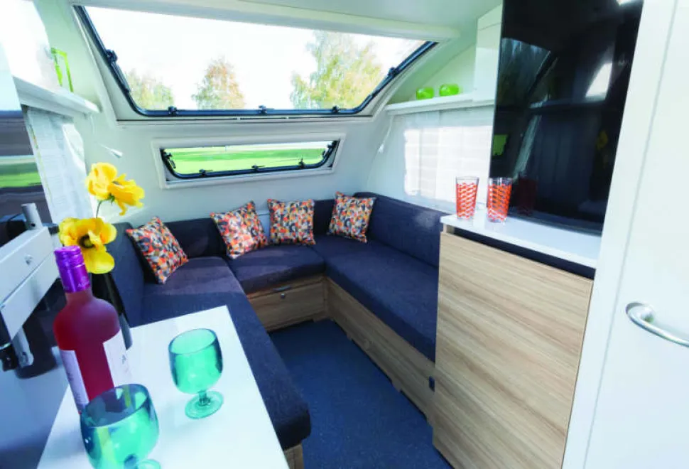 Plenty-of-seating-space-for-you-and-some-friends-w800-39339