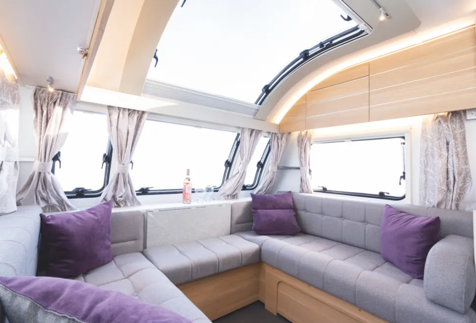 AdriaTiber_U-shaped-seating-46731