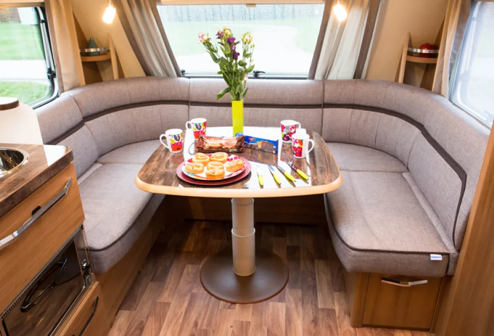 web-Loads-of-seating-space-around-the-table-03969