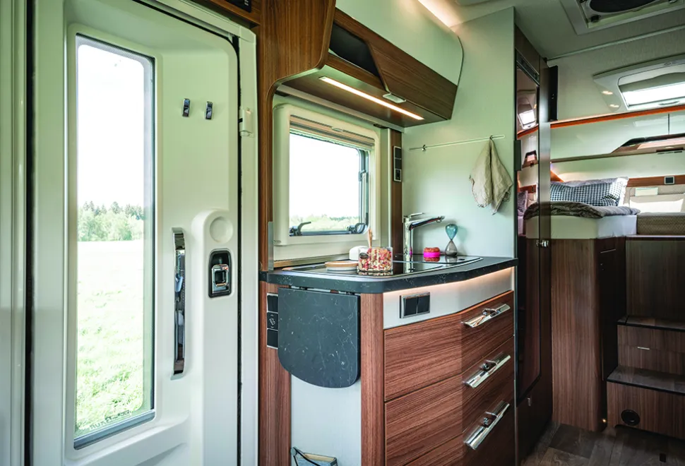 Hymermobil_B-Class_ModernComfort580_interior_view_04_(c)_Hymer_GmbH_und_CoKG-57849