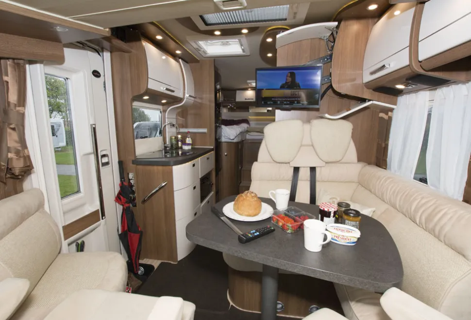 C-Tourer-lounge-TV-33729