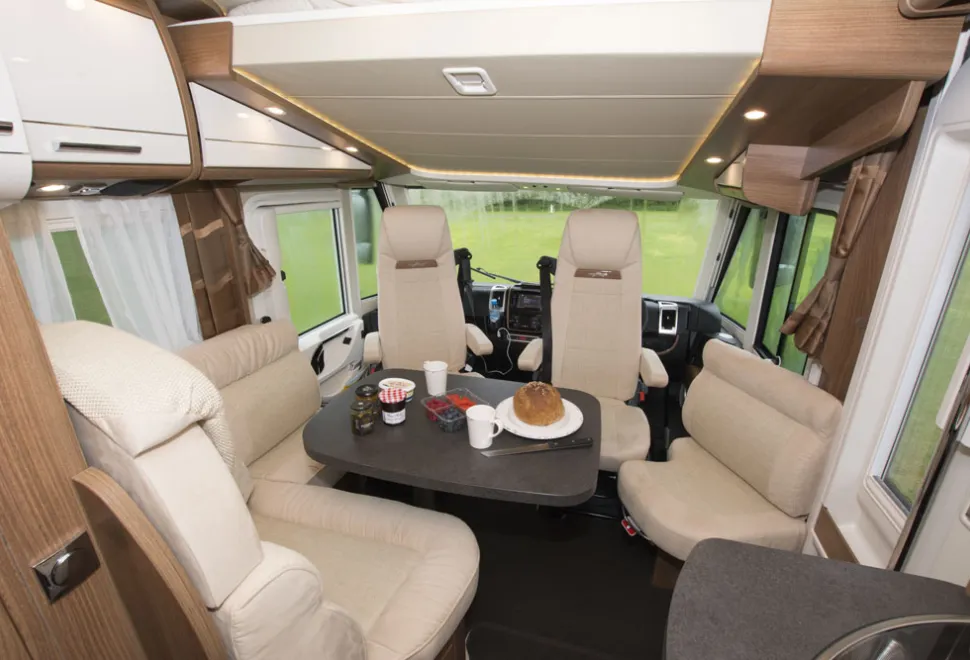 C-Tourer-lounge-table-53386