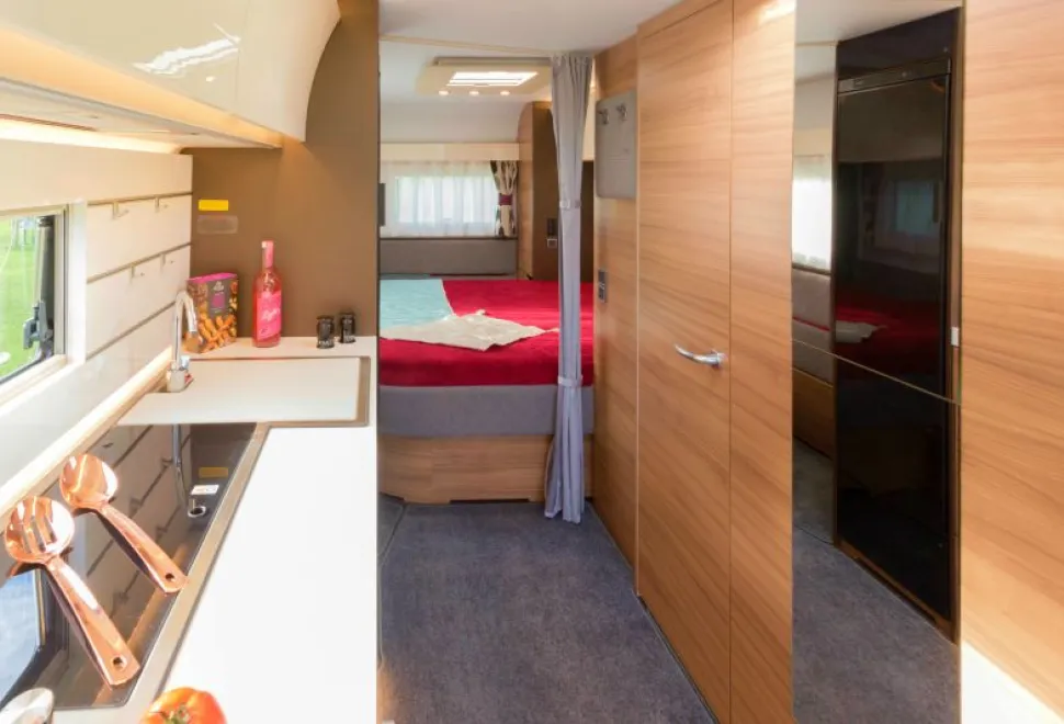 The-bed-is-aligned-transversely-64203