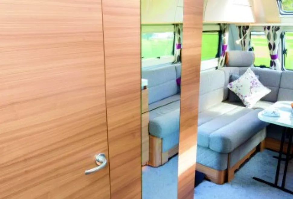 The-deep-mirror-on-the-exterior-of-the-shower-room-increses-the-spacious-look-69781