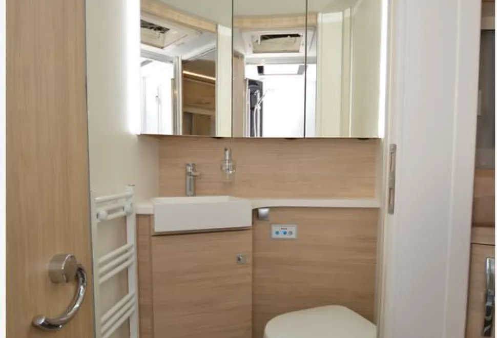 Frankia-Titan-Next-A-class-motorhome-washroom-62437