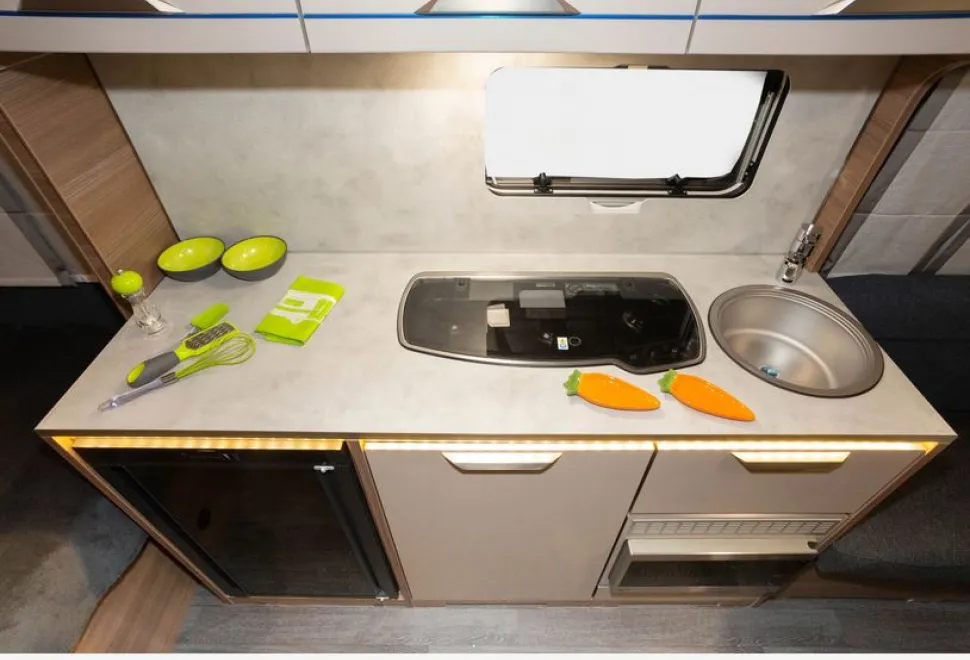 Knaus-Sport-500-UF-caravan-kitchen-courtesy-of-Richard-Chapman-49288