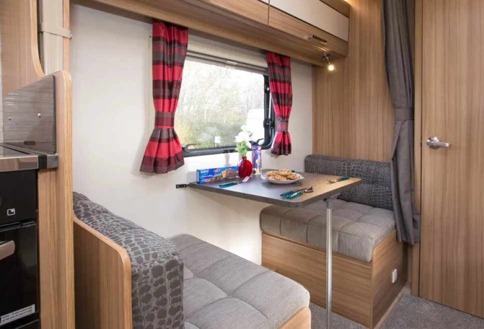 web-2-Secluded-dining-for-two,-out-of-the-way-on-the-offside-77951