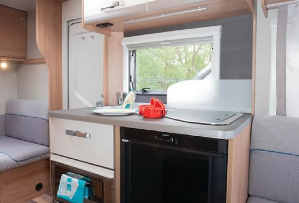 Weinsberg-400-LK-kitchen-courtesy-of-Richard-Chapman-18260
