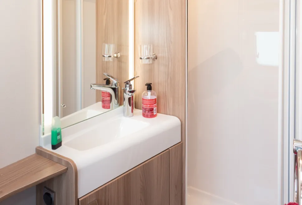 web-2-The-Evolution-580-has-a-full-width-rear-shower-room-82466