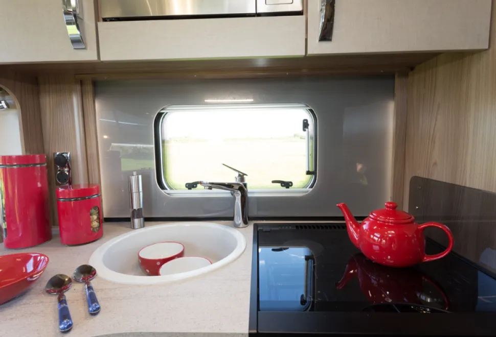 web-5-The-kitchen-wall-has-lighting-fitted-behind-it-09982