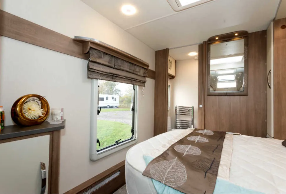 A-folding-blind-enhances-the-bedroom-styling-64765