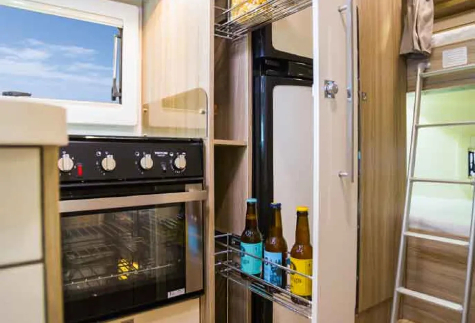 KITCHEN-UNIT-FROM-NEARSIDE-FRONT-82151