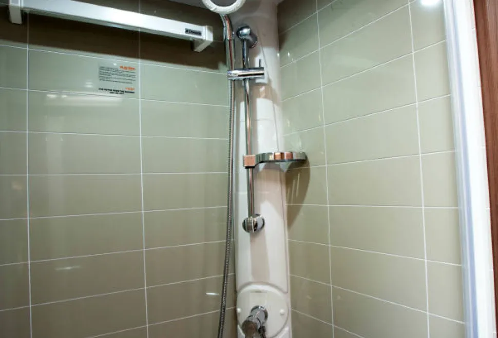 A-fully-tiled-shower---and-they-look-like-real-ceramic!-48245